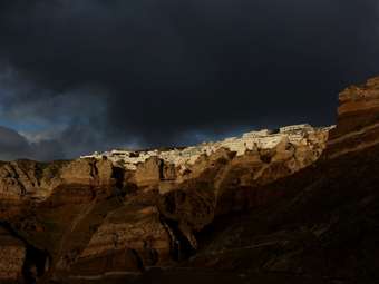 Σαντορίνη: Πιθανή ηφαιστειακή διέγερση στη Σαντορίνη τις τελευταίες ώρες- Τι αναφέρει το Ευρωμεσογειακό Σεισμικό Κέντρο