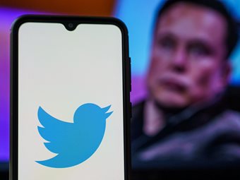 Επανέρχεται στην αρχική του προσφορά για το Twitter ο Μασκ