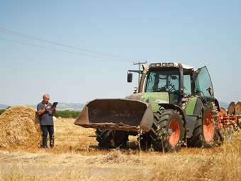 Η "Έξυπνη Σπορά" βγαίνει στο χωράφι: Η Αθηναϊκή Ζυθοποιία εκπαιδεύει τους παραγωγούς στην ψηφιακή γεωργία