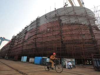 Οι δασμοί Τραμπ δεν τρομάζουν τα ναυπηγεία Κίνας και Κορέας