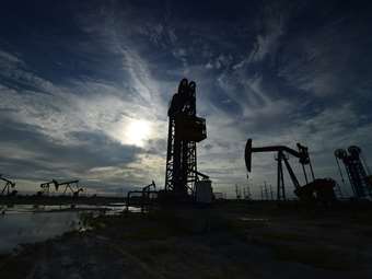 Πτωτικά το πετρέλαιο με το βλέμμα σε Ρωσία-Ουκρανία και ερωτηματικά για τις κυρώσεις των ΗΠΑ