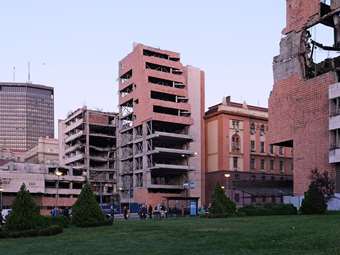 Σερβία: Ουρανοξύστες του γαμπρού Τραμπ στον χώρο του βομβαρδισμένου από το ΝΑΤΟ κτηρίου του ΓΕΣ