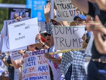 Χιλιάδες Αμερικανοί στους δρόμους σε 400 πόλεις εναντίον του προέδρου Τραμπ