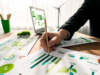 ΕΥ: Πώς αλλάζει η κλιματική αλλαγή τις επενδυτικές προτεραιότητες ESG των επιχειρήσεων