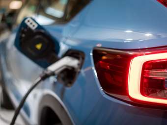 Ηλεκτρικά αυτοκίνητα: Η Ευρώπη επιταχύνει, η Ελλάδα καθυστερεί