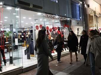 Σήμερα η "Κόκκινη Νύχτα" στον Πειραιά, με τα μαγαζιά ανοιχτά ως τις 11 το βράδυ