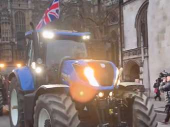 Βρετανία: Αγρότες με τρακτέρ διαδήλωσαν έξω από το κοινοβούλιο