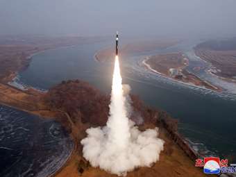 Η Βόρεια Κορέα εκτοξεύει βαλλιστικό πύραυλο άγνωστου τύπου