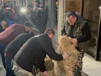 Κλιμακώνουν τις κινητοποιήσεις οι αγρότες - Τρακτέρ στο κέντρο της Λάρισας πριν την αυριανή πανελλαδική συνέλευση της Νίκαιας