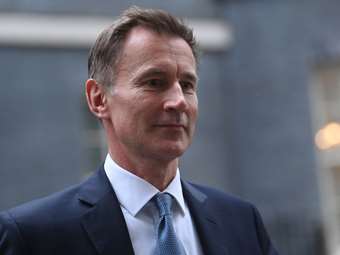 Βρετανικές εκλογές: Ο Τζέρεμι Χαντ διατηρεί την κοινοβουλευτική έδρα του, σε αντίθεση με την Πένι Μόρντοντ