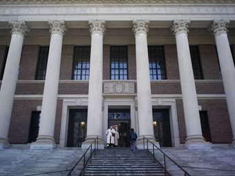 Παγκόσμιο "μέτωπο" πρυτάνεων κατά Τραμπ για το Χάρβαρντ