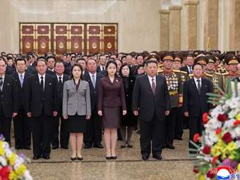 Η έφηβη κόρη του ηγέτη της Βόρειας Κορέας Κιμ κάνει την πρώτη της επίσημη επίσκεψη στο οικογενειακό μαυσωλείο