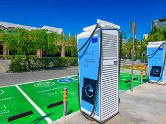 bluePass: Νέα υπηρεσία από τη ΔΕΗ για φόρτιση ηλεκτρικού αυτοκινήτου σε δημόσιους φορτιστές ΔΕΗ blue και στο σπίτι