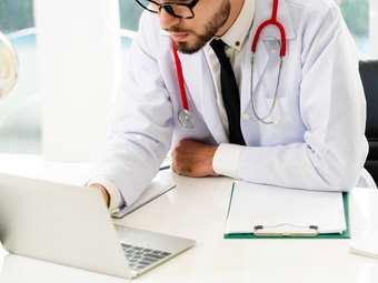 Υπόθεση παράνομων συνταγογραφήσεων - Δικογραφία σε βάρος δύο ιατρών δημόσιου νοσοκομείου