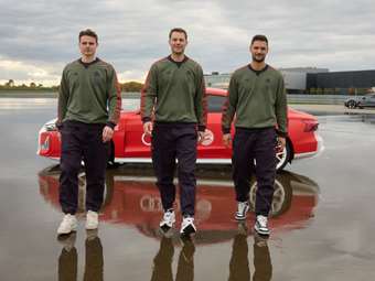 Οι παίκτες της Μπάγερν παρέλαβαν τα νέα τους αυτοκίνητα και πήραν γεύση από F1