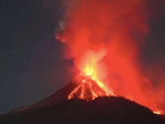 Ινδονησία: Εξερράγη το ηφαίστειο Λεβοτόμπι-Λάκι-Λάκι, εκτοξεύοντας τέφρα σε ύψος 8.000 μέτρων