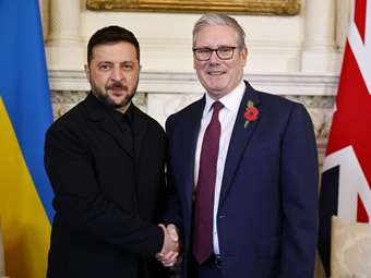 Στο Λονδίνο ο Ζελένσκι για συνάντηση κορυφής με Μακρόν, Στάρμερ, Μερτς, με φόντο το σχέδιο ειρήνευσης του Τραμπ