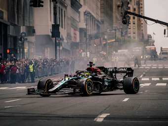 Ο Lewis Hamilton αναστάτωσε την Νέα Υόρκη-βγήκε με το μονοθέσιο στους δρόμους της πόλης (video)