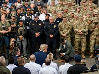 ΗΠΑ: Ο πρόεδρος Τραμπ επισκέπτεται τους στρατιωτικούς και τους αστυνομικούς που ανέπτυξε στην Ουάσιγκτον