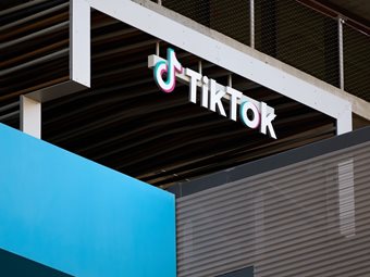 Το TikTok "πωλείται" - Θέλει όμως κανείς να το αγοράσει;