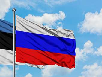 Εσθονία: Η πόλη Νάρβα ανήρτησε αφίσα του Πούτιν με τη λεζάντα "εγκληματίας πολέμου", ορατή από τη Ρωσία