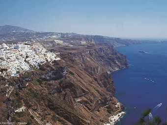 Πάρτι φοροδιαφυγής από σκάφη ημερήσιας κρουαζιέρας στη Σαντορίνη εντόπισε η ΑΑΔΕ