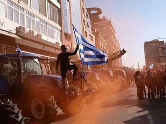 Αγροτικά μπλόκα: Στο λιμάνι της Θεσσαλονίκης έφτασαν τα τρακτέρ - Συμβολικός αποκλεισμός