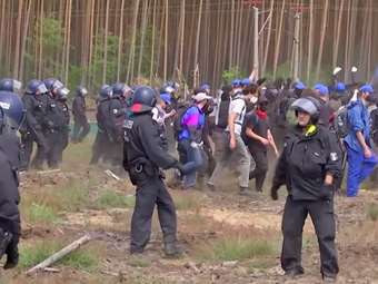 Διαδηλωτές προσπάθησαν να εισβάλουν στο Tesla Gigafactory του Βερολίνου (video)