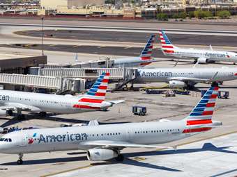 Πτήση της American Airlines πραγματοποίησε αναγκαστική προσγείωση μετά από φωτιά σε συσκευή επιβάτη