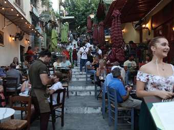 Ανατροπές σε τουρισμό και εστίαση με την ψηφιακή κάρτα εργασίας από 1 Μαρτίου – Τι σημαίνει για ωράρια και αμοιβές (πίνακας)