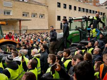 Αγρότες έκλεισαν τα σύνορα Ισπανίας - Γαλλίας διαμαρτυρόμενοι για τον αθέμιτο ανταγωνισμό