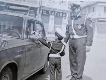 Ο πρώτος σκιέρ τροχονόμος, το "βαρέλι" των γιορτών και η εξαφάνισή τους - Ιστορίες μιας άλλης εποχής