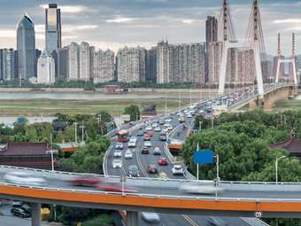 Reuters: Η Κίνα κατακλύζει τον κόσμο με βενζινοκίνητα αυτοκίνητα που δεν μπορεί να πουλήσει εντός συνόρων