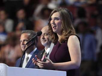 ΗΠΑ: Η Δημοκρατική Σάρα ΜακΜπράιντ αναμένεται να γίνει το πρώτο ανοιχτά διεμφυλικό μέλος του Κογκρέσου