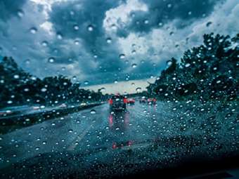 Καταιγίδα Eowyn: Εκατοντάδες χιλιάδες νοικοκυριά στην Ιρλανδία και στη Βρετανία συνεχίζουν να μην έχουν ρεύμα