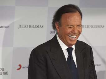 Χούλιο Ιγκλέσιας: Δύο πρώην υπάλληλοι του τον κατηγορούν για βιασμούς και σεξουαλικές επιθέσεις