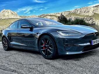 Η Tesla "κατεβάζει" την αυτονομία των οχημάτων της λόγω του αυστηρότερου νομοθετικού πλαισίου των ΗΠΑ