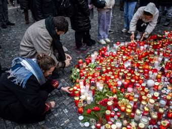 Τσεχία: Η αστυνομία περιπολεί σε δημόσιους χώρους και πανεπιστημιακές διαλέξεις ματαιώθηκαν μετά το μακελειό