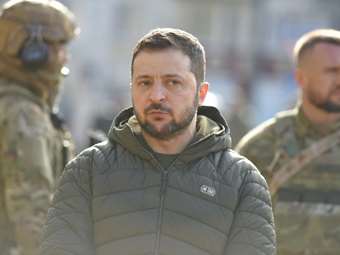 Ο Ζελένσκι καλεί σε παγκόσμια σύνοδο κορυφής για την ειρήνη σε βιντεοσκοπημένο μήνυμα