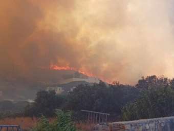 Σε εξέλιξη πυρκαγιά στους Φούρνους Ικαρίας:  - Ενισχύονται οι δυνάμεις