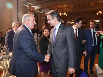 Κ. Μητσοτάκης: "Η Ελλάδα θα επενδύσει €2 δισ. για την ενίσχυση της πολιτικής προστασίας" - Χειραψία με Κ. Καραμανλή