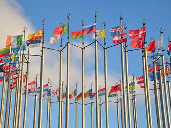 Η Ευρώπη επιμένει στην ειρήνη, αλλά αρχίζει να ετοιμάζεται για πόλεμο