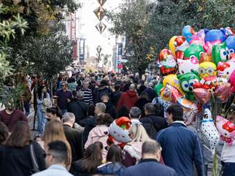 "Δειλά σημάδια αισιοδοξίας" στην κατανάλωση – Ανοικτά τα καταστήματα σήμερα, σε ρυθμούς εορταστικού ωραρίου η αγορά