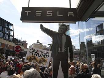 Διώχνουν πελάτες από την Tesla οι επιλογές Musk; Τι δείχνουν τα στοιχεία