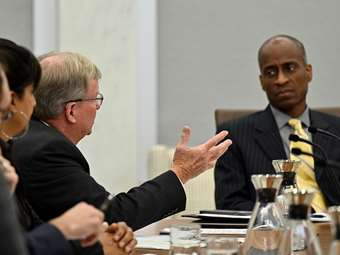 "Παράθυρο" από μέλη της Fed για "πάγο" στις αυξήσεις επιτοκίων τον Ιούνιο