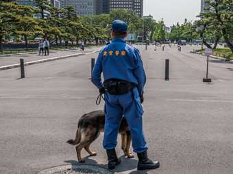 Ιαπωνία: Άνδρας πιθανόν οπλισμένος κρατά τουλάχιστον δύο ομήρους σε ταχυδρομείο, σύμφωνα με τις αρχές
