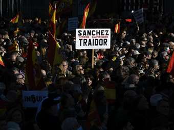 Ισπανία: Χιλιάδες διαδηλωτές στη Μαδρίτη κατά της κυβέρνησης Σάντσεθ