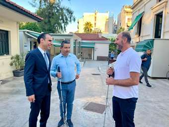 Παγκόσμια Ημέρα Λευκού Μπαστουνιού: Επίσκεψη του  Μ. Θεμιστοκλέους στο νοσοκομείο "Ανδρέας Συγγρός"