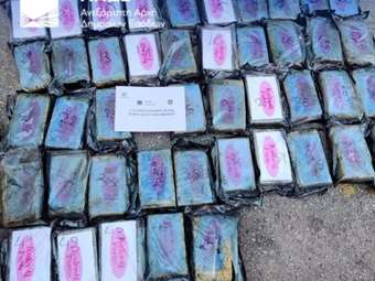 ΑΑΔΕ: Κατασχέθηκαν 54 κιλά κοκαΐνης αξίας 2,35 εκατ. ευρώ σε κιβώτιο με μπανάνες στο λιμάνι του Πειραιά