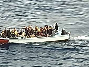 Τουλάχιστον 107 μετανάστες περισυνελέγησαν σε δυο περιστατικά νοτιοδυτικά της Γαύδου